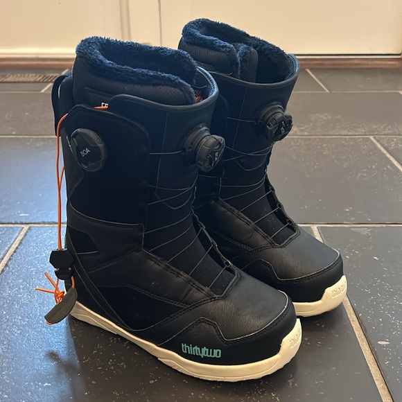 Black snowboard boots size 8.5 - Picture 2 of 3